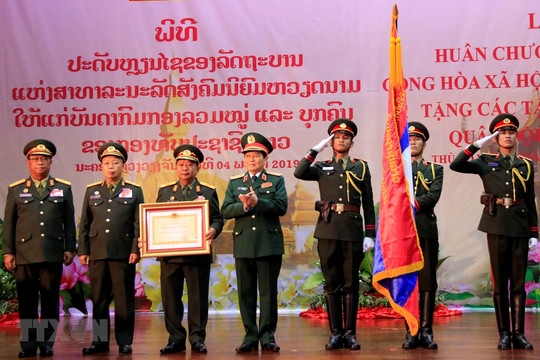 Nhà nước Việt Nam trao tặng Huân chương Sao vàng cho Quân đội nhân dân Lào
