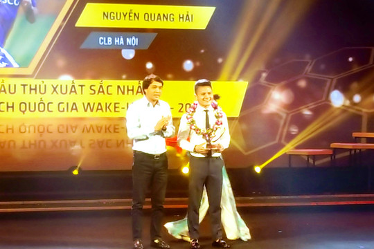 Hà Nội FC “gặt hái” hàng loạt giải thưởng tập thể và cá nhân