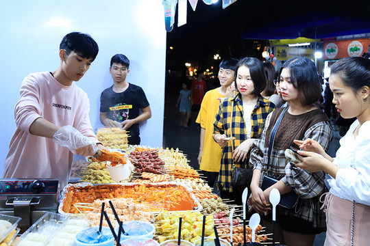Du khách thích thú trải nghiệm văn hóa ẩm thực Hàn Quốc
