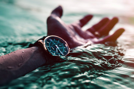 Vì sao đồng hồ chịu nước tới 30m vẫn “chết” trong bể bơi chỉ sâu hơn 1 mét?