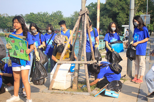Học sinh Trường THPT Chu Văn An dọn rác tại hồ Tây, hồ Trúc Bạch
