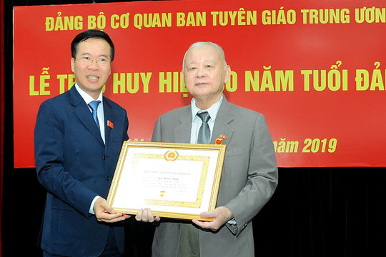 Nguyên Bí thư Thành ủy Hà Nội Lê Xuân Tùng nhận Huy hiệu 60 năm tuổi Đảng