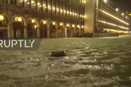 Cảnh tượng thủy triều cao kỷ lục 50 năm nhấn chìm thành phố Venice