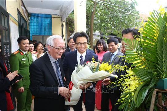 Phó Thủ tướng Vũ Đức Đam thăm Trường THPT Đinh Tiên Hoàng