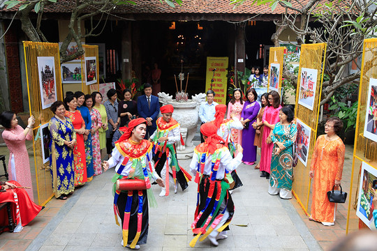 Những lễ hội đặc sắc ở kinh thành Thăng Long qua ống kính nhiếp ảnh gia Lê Bích