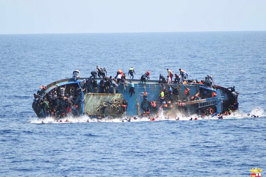 Lật thuyền chở người di cư trên Địa Trung Hải, còn 20 người mất tích