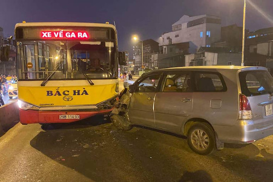 Hà Nội: Ô tô 7 chỗ mất lái lao thẳng vào đầu xe buýt