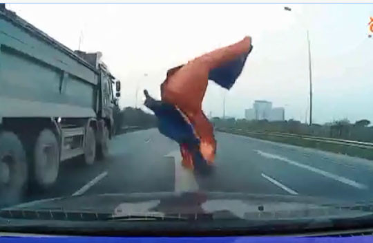 Video tài xế ô tô may mắn thoát chết trên đại lộ Thăng Long