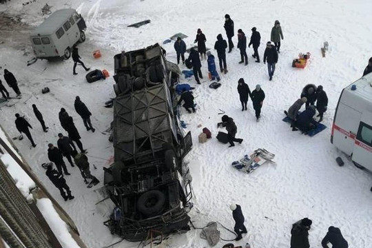 Xe buýt lao xuống sông băng, ít nhất 19 người thiệt mạng