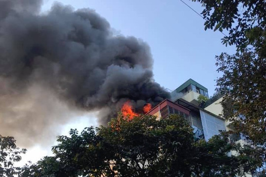 Hà Nội: Cháy lớn tại quán karaoke trên phố Thi Sách
