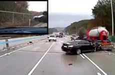 Hàng chục ô tô mất lái "dồn toa" trên đường cao tốc tại Hàn Quốc