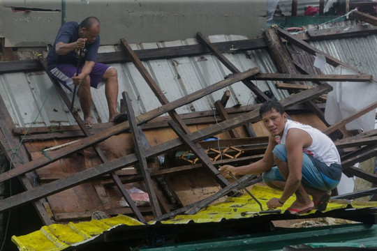13 người thiệt mạng, 345.000 người tiếp tục sơ tán sau khi bão Kammuri đổ bộ Philippines