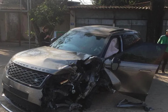 Xe Range Rover nát bét sau va chạm liên hoàn, 2 người bị thương