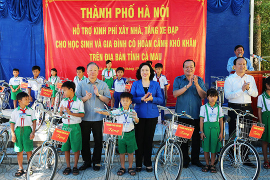 Đoàn công tác thành phố Hà Nội tặng quà gia đình chính sách tại tỉnh Cà Mau