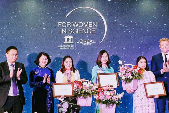 Vinh danh và trao học bổng cho ba nhà khoa học nữ xuất sắc năm 2019