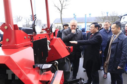 Phó Thủ tướng Vương Đình Huệ thăm Nhà máy sản xuất ô tô MAZ của Belarus