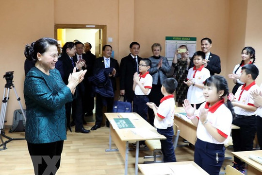 Chủ tịch Quốc hội thăm lớp học tiếng Việt tại thủ đô của Belarus