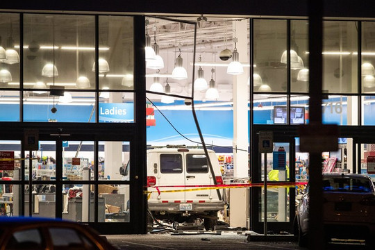 Mỹ: Xe ô tô lao vào cửa hàng ở Seattle, 13 người bị thương