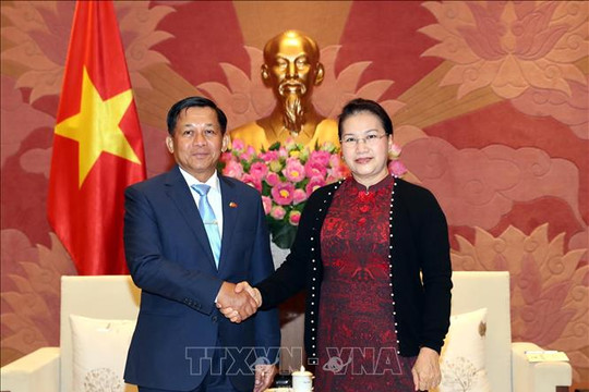 Chủ tịch Quốc hội tiếp Tổng Tư lệnh các lực lượng vũ trang Myanmar