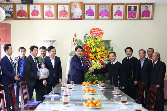 Chủ tịch UBND TP Hà Nội chúc mừng Giáng sinh tại Giáo xứ Thái Hà và nhà thờ Dòng thánh Phaolo