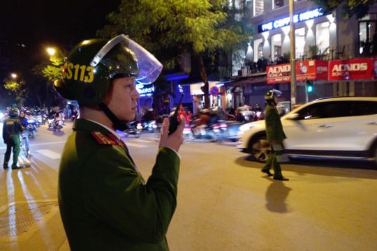 Cảnh sát hóa trang kiểm tra bãi giữ xe và chống đua xe đêm Noel tại Hà Nội