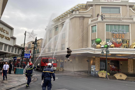 Hà Nội: Diễn tập dập tắt đám cháy lớn tại Trung tâm thương mại Tràng Tiền