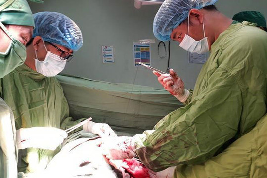Lần đầu tiên Việt Nam thực hiện ghép cùng lúc 2 tạng cho bệnh nhân nước ngoài