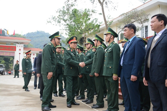 Đại tướng Ngô Xuân Lịch làm việc và chúc Tết tại một số đơn vị trên địa bàn Quân khu 2