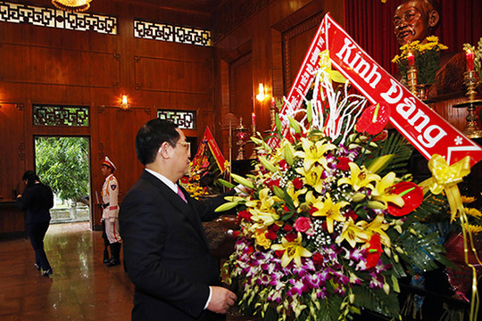 Phó Thủ tướng dâng hương tưởng niệm Chủ tịch Hồ Chí Minh, thăm người có công tỉnh Nghệ An