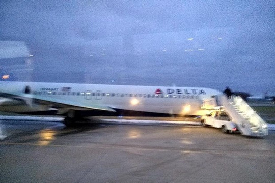 Mỹ: Máy bay chở 107 hành khách bị trượt khỏi đường lăn