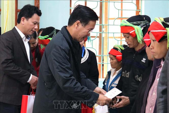 Đồng chí Võ Văn Thưởng thăm, tặng quà Tết hộ nghèo, gia đình chính sách tại Hà Giang