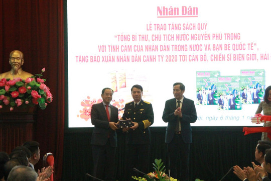 Trao tặng sách "Tổng Bí thư, Chủ tịch nước Nguyễn Phú Trọng với tình cảm của nhân dân trong nước và bạn bè quốc tế" tới chiến sĩ Trường Sa