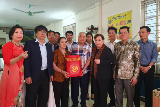 Chủ tịch HĐND thành phố Hà Nội tặng quà các gia đình chính sách tại quận Hà Đông