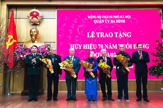 Quận Ba Đình trao Huy hiệu 70 năm tuổi Đảng cho 9 đảng viên