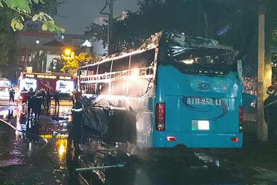 Cháy xe khách giữa giờ cao điểm giao thông tại quận Tân Bình