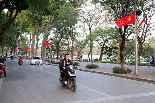 Hà Nội rực rỡ cờ, hoa mừng Đảng, mừng Xuân Canh Tý 2020