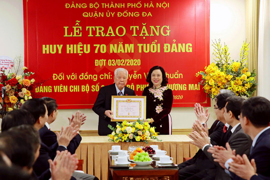 Trao tặng Huy hiệu 70 năm tuổi Đảng cho đảng viên lão thành Nguyễn Văn Chuẩn
