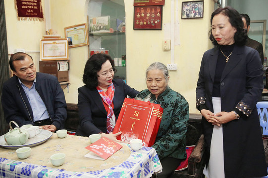 Phó Bí thư Thường trực Thành ủy Hà Nội thăm Nhà tưởng niệm bác sĩ Trần Duy Hưng