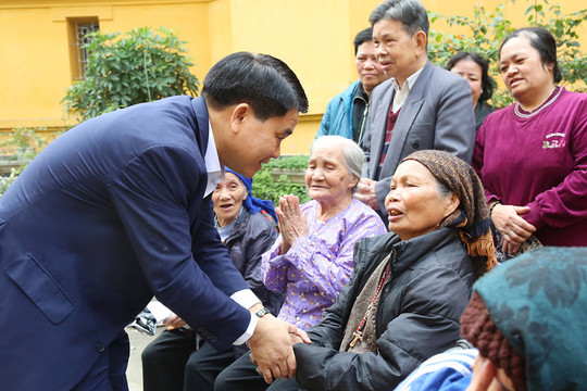 Chủ tịch UBND thành phố Hà Nội thăm, tặng quà Tết tại các giáo xứ Thái Hà, Cửa Bắc