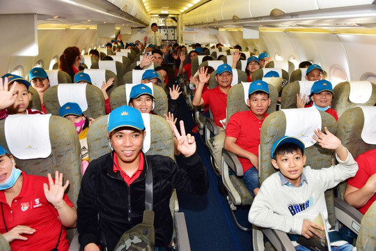 Hơn 1.000 công nhân tiêu biểu được tặng vé máy bay về quê ăn Tết