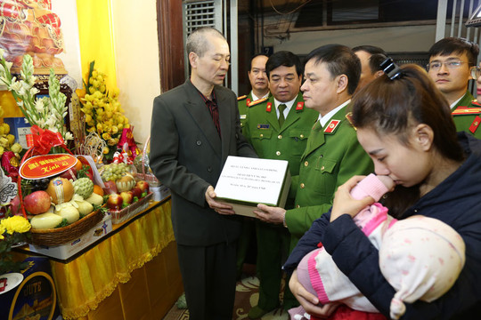 Bộ Tư lệnh CSCĐ trao quà tới thân nhân 3 liệt sĩ hy sinh tại xã Đồng Tâm