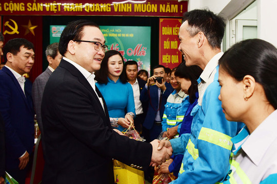 Bí thư Thành ủy Hà Nội Hoàng Trung Hải thăm, động viên một số đơn vị trực phục vụ Tết