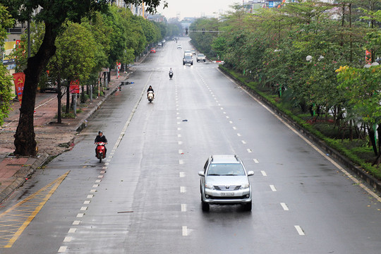 Người dân Hà Nội thích thú dạo phố cảm nhận không khí ngày đầu xuân
