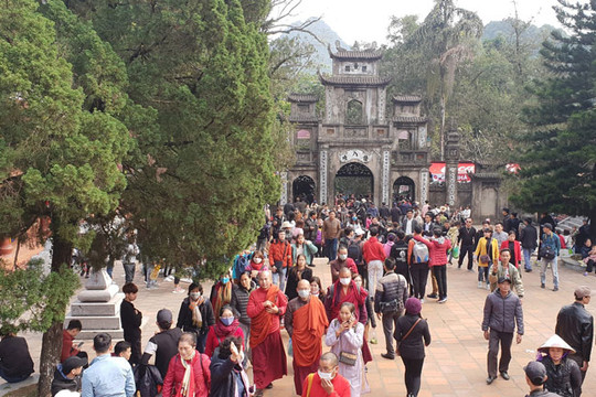 Hàng chục nghìn người nô nức về khai hội chùa Hương