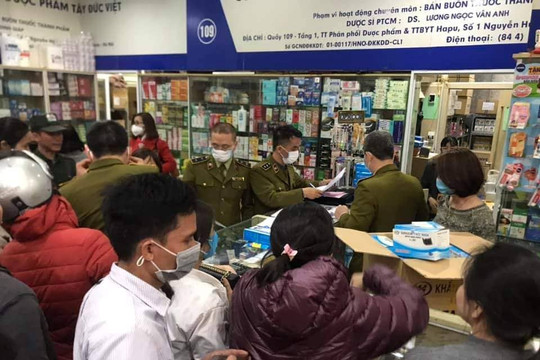 Quầy thuốc tại "chợ" thuốc lớn nhất Hà Nội bị xử phạt vì bán khẩu trang không niêm yết giá