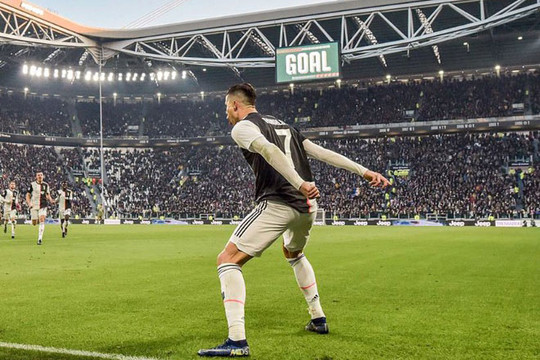 Ronaldo lập kỷ lục bằng 2 cú đá penalty thành công