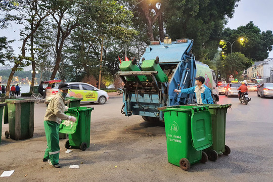 Hà Nội những ngày sau Tết: Tồn đọng rác thải sinh hoạt ở nhiều địa phương