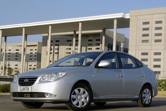 Hyundai Elantra đời cũ vấp lỗi chập điện có thể gây cháy trong khoang động cơ