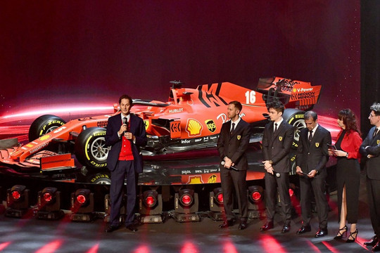 Vettel đặt mục tiêu vô địch trong lễ ra mắt xe mới của Ferrari