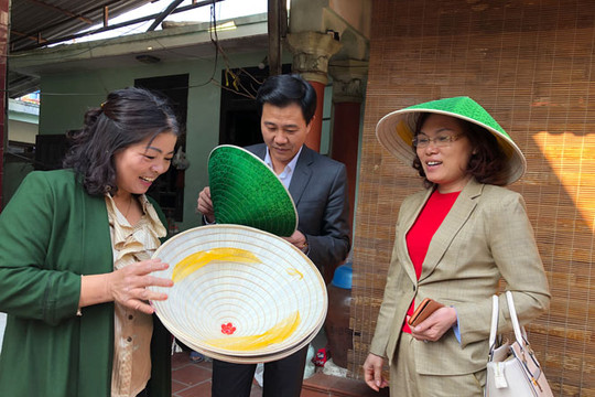 Người "giữ hồn" cho nghề nón làng Chuông